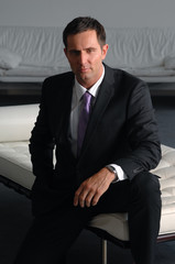 Businessman sitzend auf Sofa