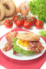 Bagel mit Spiegelei und Bacon