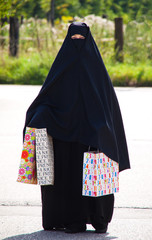 Symbolfoto Islam. Muslimische, verschleierte Frau mit Burka