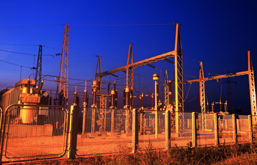 centrale elettrica di notte