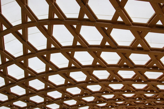 Plafond structur&eacute; en bois.