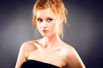 Naklejka premium Portrait of red-haired woman