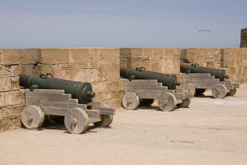 Fototapeta na wymiar Cannons wykładania blanki Essaouira w Maroku.
