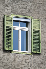 Fenster mit grünen Fensterläden - obrazy, fototapety, plakaty