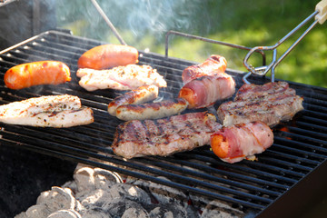Grillen: Grillfleisch und Bratwürste auf dem Grill