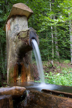 Holz- Brunnen mit fließendem Wasser 