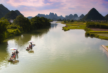 Des radeaux en bambou descendent la rivière Yulong à Yangshuo, en Chine