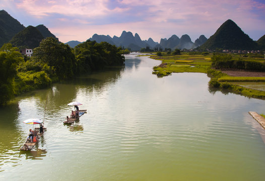 Fototapeta Bamboo Rafts drift down the Yulong River in Yangshuo, China