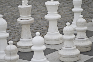 weiße große Schachfiguren