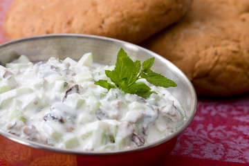 Gurkenjoghurt mit Rosinen