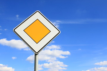 Vorfahrtsschild in Deutschland.