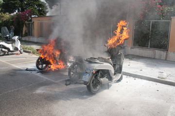 scooter in fiamme