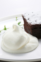 チョコレートケーキとクリーム