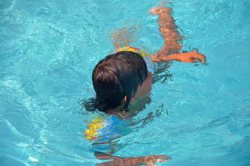 Kinder im Swimmingpool