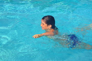 Kinder im Swimmingpool