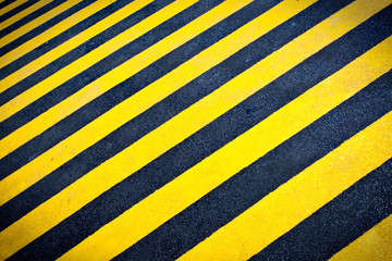 Lignes de peinture jaune sur asphalte