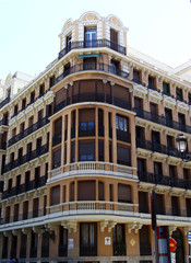 Fototapeta na wymiar Chaflan budynek z klasycznej dekoracji