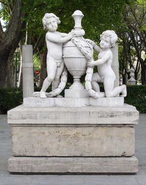 Estatua de querubines