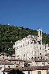 Fototapeta na wymiar Gubbio, palazzo dei Consoli e monte Igino