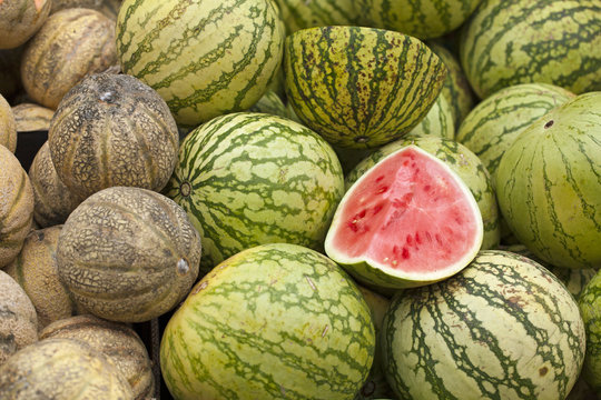 Świeże arbuzy i melony na targu