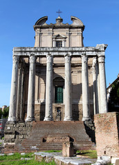 Fototapeta na wymiar Świątynia Anontius i Faustyny ??Forum Romanum