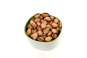 Pistazien in einer Schale Isoliert