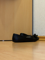 black ballet flat shoes (aka skimmers/ballerina)