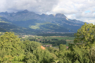 Fototapeta na wymiar Les Massif des Aravis vu des hauteurs de Domancy