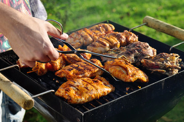 Grillmeister beim Grillen