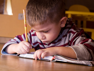 bambino che scrive