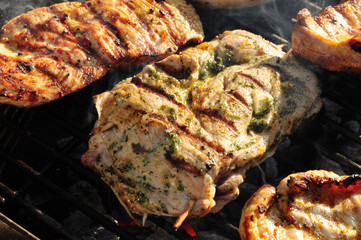 gefülltes Schweinesteak auf dem Grill