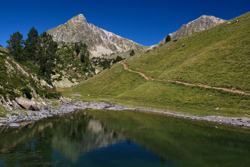 Fototapeta na wymiar Pic et lac de Bastan