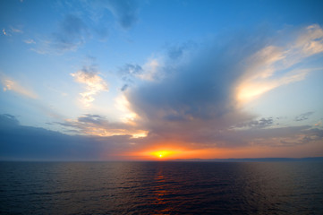 tramonto su mare aperto dalla nave