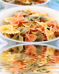 bunte schleifennudeln