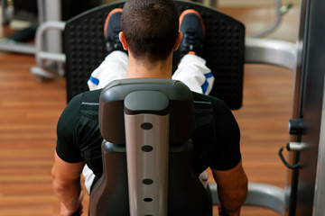 Mann trainiert im Fitnessstudio