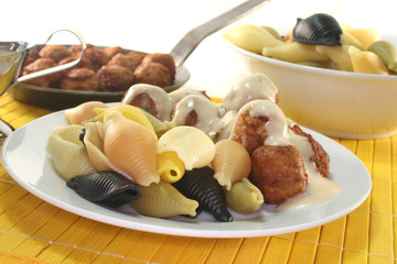 Köttbullar mit Nudeln