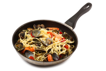 fettuccine con vongole e gamberi in padella