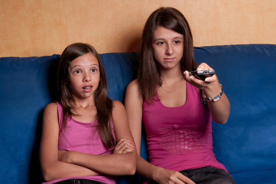deux soeurs qui regarde la t&eacute;l&eacute;vision