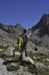 Randonneur savourant la nature