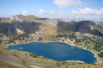 Le lac d'Allos vu du Pas du Lausson, dans le Mercantour