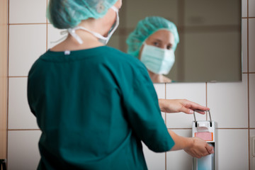 krankenschwester desinfiziert hände