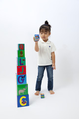 箱で遊ぶ女の子