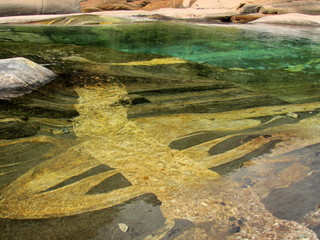 Le lit de la rivière.