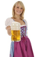 Junge Frau im Dirndl mit Maßkrug Bier