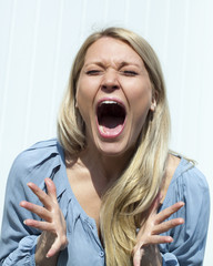 jeune femme terrifiée