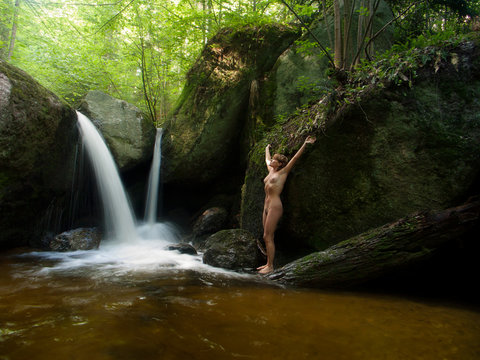 Wellnessakt vor Doppelwasserfall