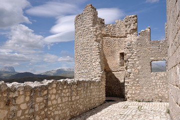 interno dei ruderi della fortezza di rocca calascio