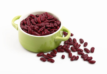 fagioli rossi in cocotte su fondo bianco
