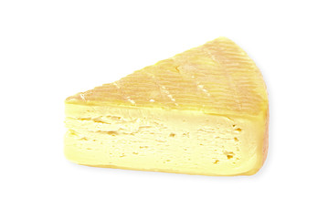 part de fromage de munster sur fond blanc