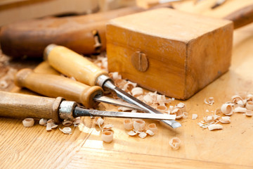 Schnitzer Werkzeug eines Handwerkers auf einer Holzbank